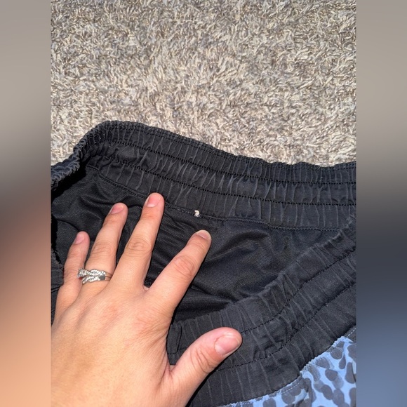 Women’s Lululemon Tracker Short in Ace Spot Tranquil Blue/Black Size 8 - Picture 13 of 15